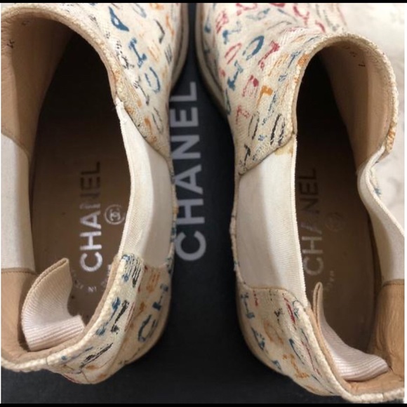 🆕 Chanel graffiti signature Boots 👢 - Picture 7 of 10